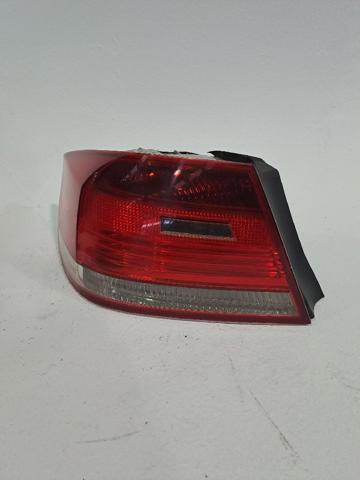 Lanterna traseira esquerda externa 63217174403 BMW