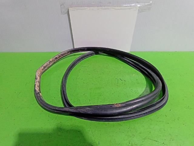 TOYOTA 6787202210 Уплотнитель двери задней левой (на двери) в наличии Ужгород