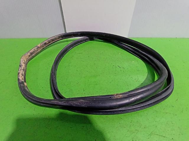 TOYOTA 6787202210 Уплотнитель двери задней левой (на двери) в наличии Запорожье
