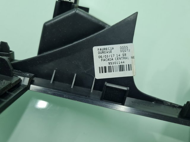 RENAULT 687501810R Решетка вентиляции салона на "торпедо" в наличии Сумы