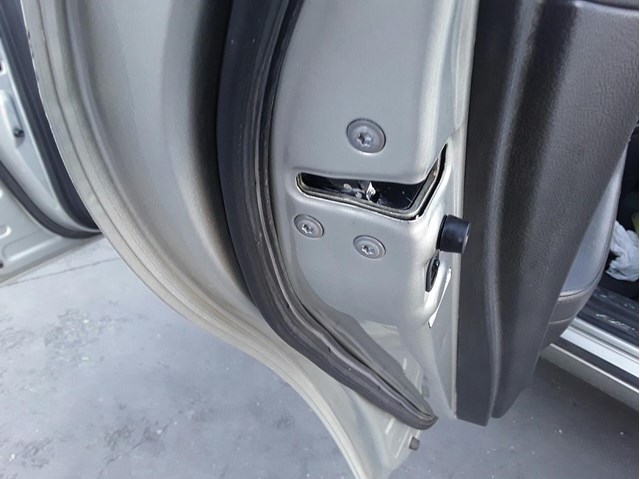 Fechadura traseira esquerda para Toyota Avensis Sedan 1.8 (zzt251_) 1zzfe 6906002101