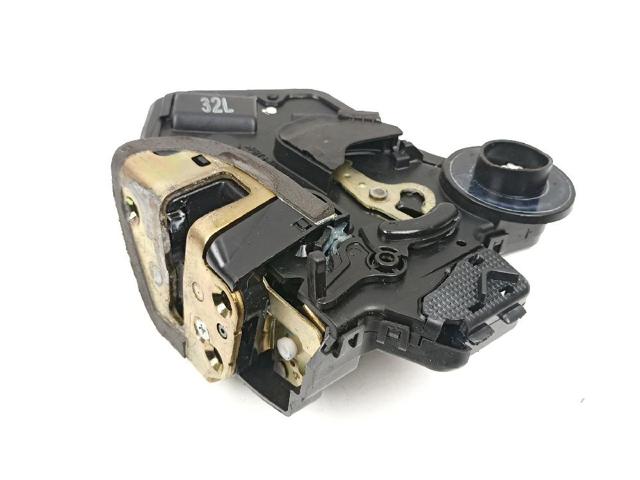 Fecho da porta traseira esquerda 6906002102 TOYOTA