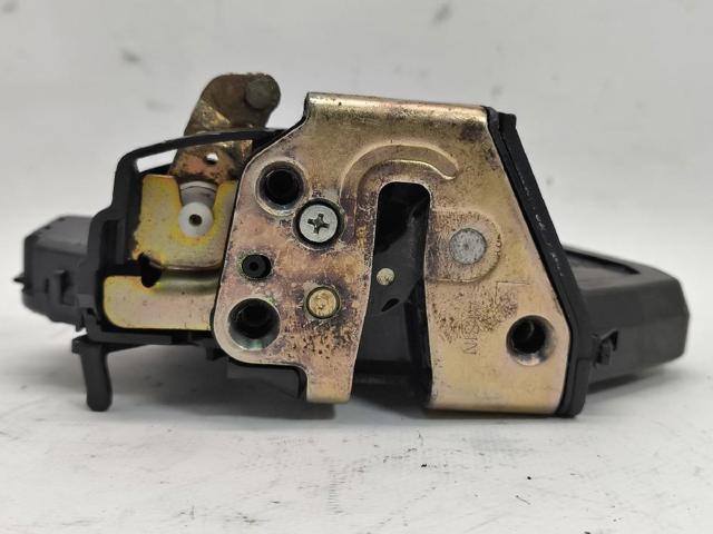 Fecho da porta traseira esquerda 6906002102 TOYOTA