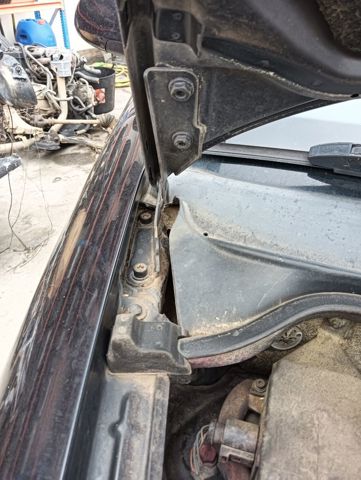 6L0823302A Петля капота правая купить Киев