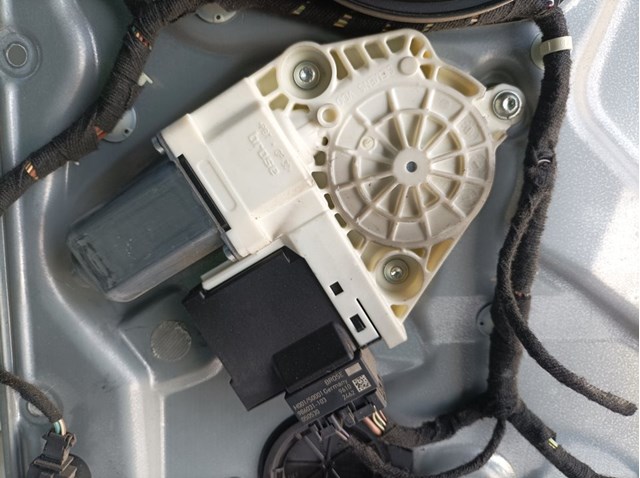6L4837751 VAG Стеклоподъемник передней левой двери купить в Ужгород