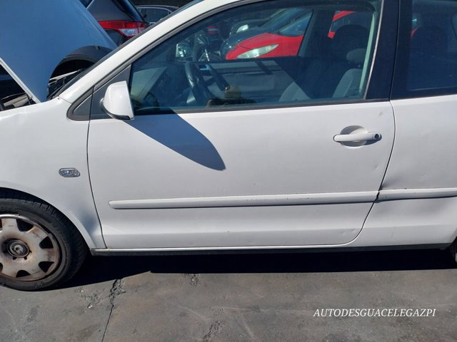 Porta dianteira esquerda para Volkswagen Polo 1.9 SDI ASY 6Q4831055P