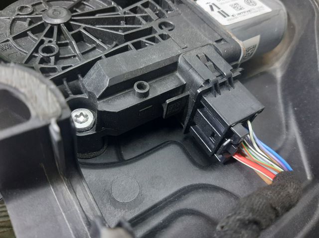 Motor de acionamento de vidro da porta dianteira esquerda 6R0959801N VAG