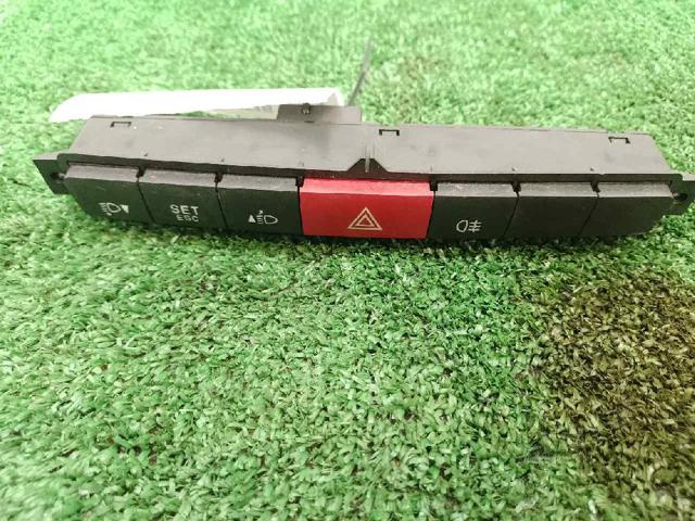 Botão de ativação do sinal de emergência Fiat Doblo 2 263