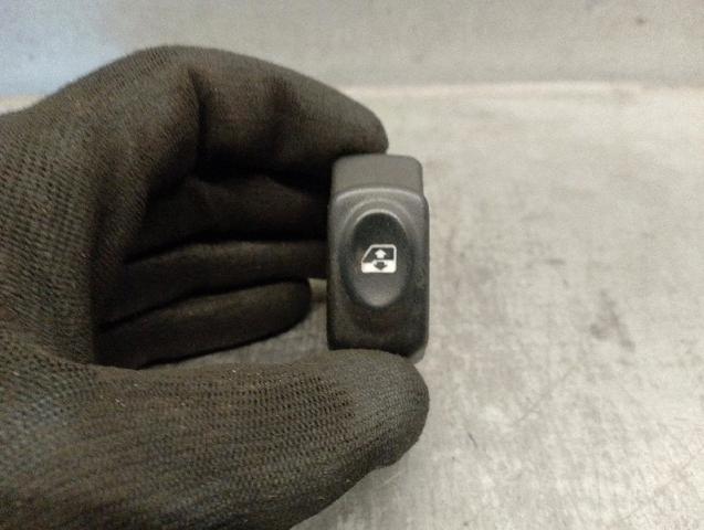 RENAULT 7700838101 Кнопка стеклоподъемника передняя в наличии Каменское