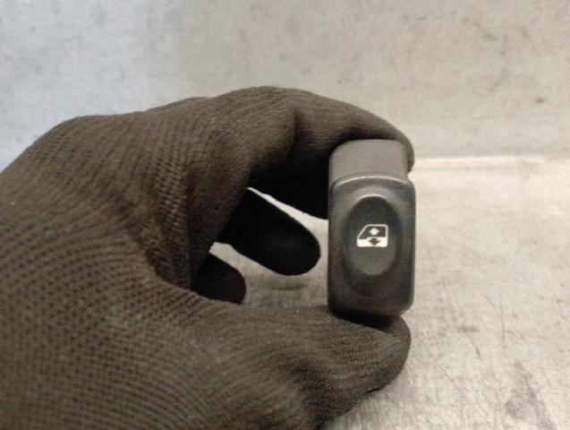 RENAULT 7700838101 Кнопка включения мотора стеклоподъемника передняя правая в наличии Ровно