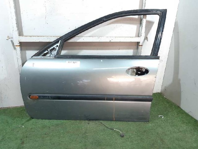 Porta dianteira esquerda 7751471385 Renault (RVI)