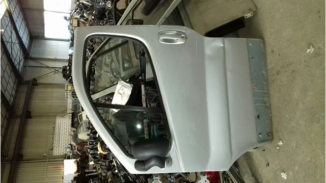 Porta dianteira esquerda para Renault Trafic II 7751478602