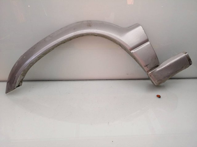 Expansor (placa sobreposta) de arco do pára-lama dianteiro esquerdo 7765065DB0Z2S Suzuki