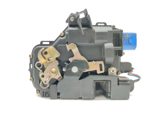 Fecho da porta dianteira esquerda 7E1837015A VAG