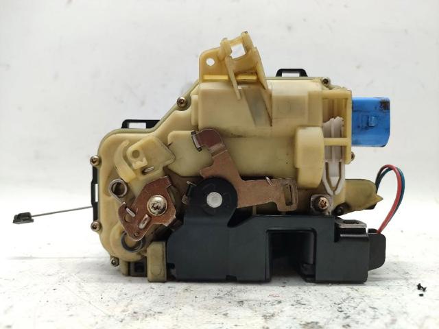 Fecho da porta dianteira esquerda 7E1837015A VAG