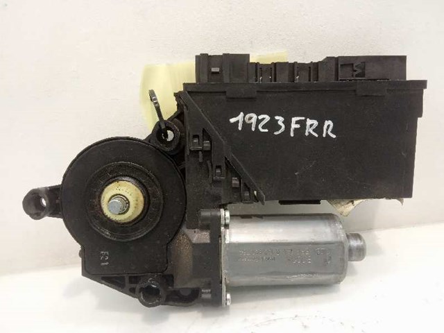 7L0959704D VAG Мотор стеклоподъемника двери задней правой купить в Ужгород