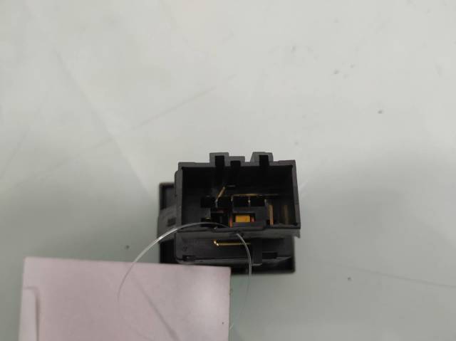 Botão de ativação do sinal de emergência Volkswagen Touareg 1 7LA, 7L6, 7L7