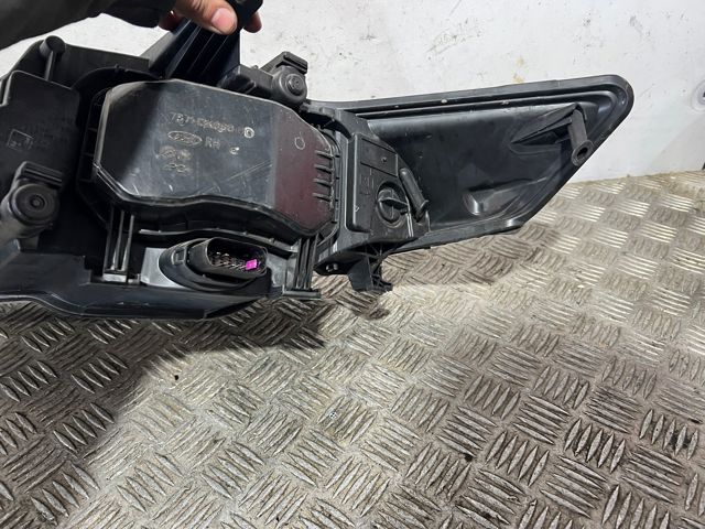 FORD 7S7113100EF Правая фара в наличии Чернигов