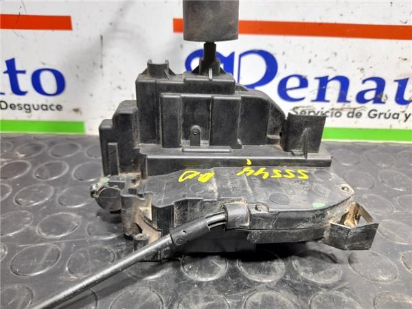 Fecho da porta dianteira direita 805020007R Renault (RVI)