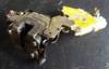 Fecho da porta dianteira esquerda 80503BM660 NISSAN