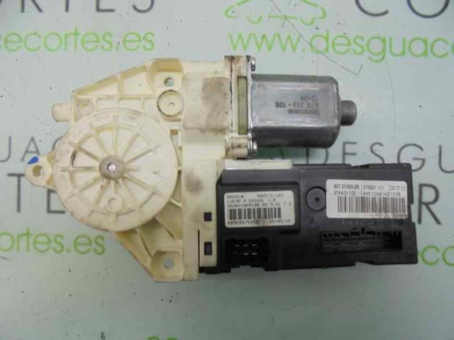 Motor de acionamento de vidro da porta dianteira esquerda 807311420R Renault (RVI)