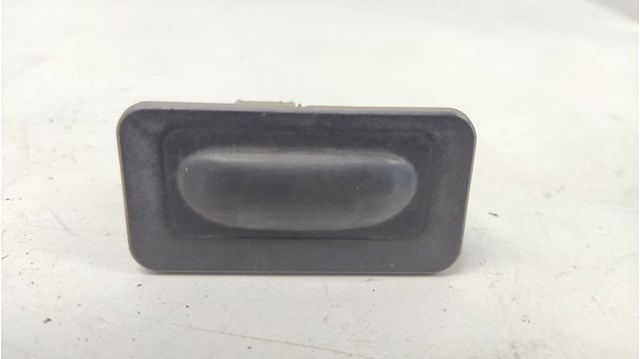 Botão de acionamento do fecho de tampa de porta-malas (de 3ª/5ª porta (de tampa de alcapão) 8200000900 Renault (RVI)