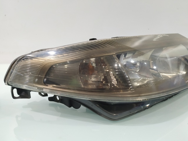 RENAULT 8200002466 Правая фара в наличии Ужгород