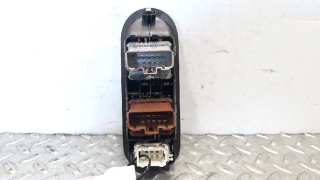 8200107772 RENAULT Кнопочный блок управления стеклоподъемником передний левый купить в Черновцы
