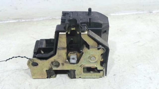 Fecho da porta dianteira direita 8200194285 Renault (RVI)