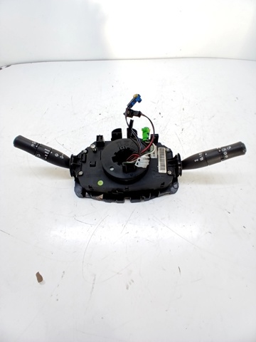 Comutador instalado na coluna da direção, montado 8200216462 RENAULT