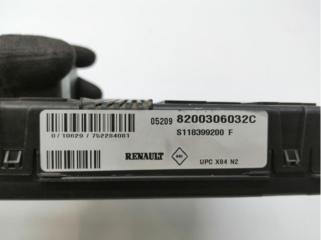 Caixa de relés / fusíveis para renault megane e classic 1.9 dci (la05, la1f) f9q723 8200306032C