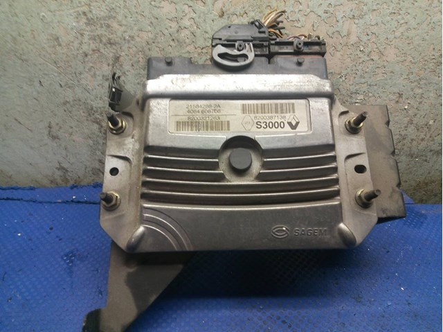 Unidade de controle do motor UCE para Renault Megane II sedan (LM0/1_) (2002-2008) 1.6 K4MS7601 8200387138