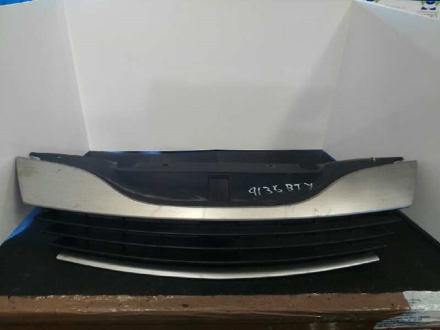 RENAULT 8200390126 Решетка радиатора в наличии Киев