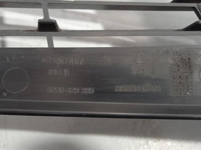 Grelha do radiador 8200426365 RENAULT