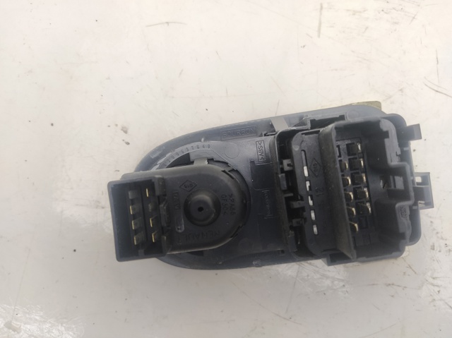 RENAULT 8200476806 Кнопочный блок управления стеклоподъемником передний левый в наличии Ровно