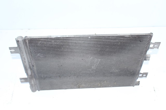 Condensador de ar condicionado / radiador para Dacia Sandero Laureate / 02.09 - 12.13 D4FF7 8200741257