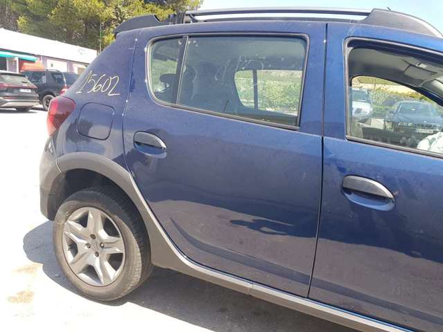 Porta traseira direita 821002434R Renault (RVI)