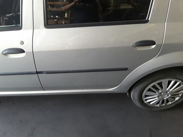 Porta traseira esquerda 821012123R Renault (RVI)