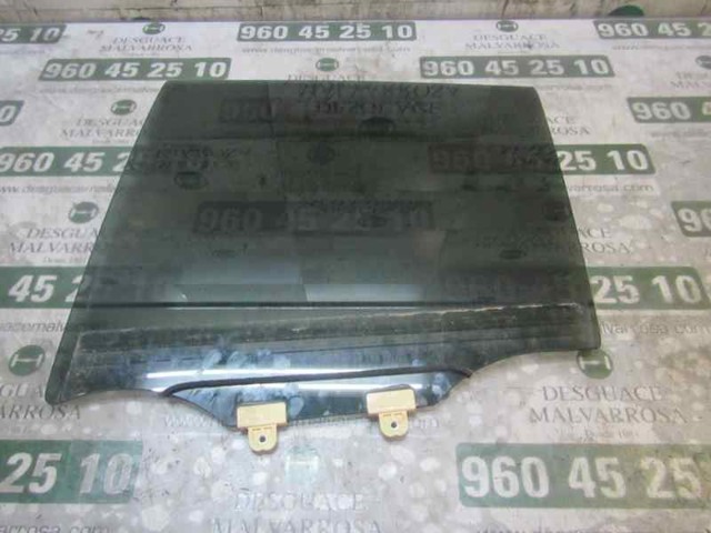 Vidro da porta traseira esquerda 823015728R Renault (RVI)