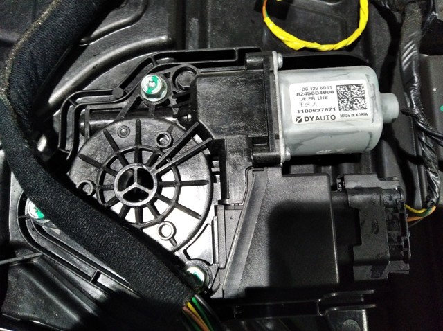 82450D4000 Стекло двери передней правой купить Ужгород