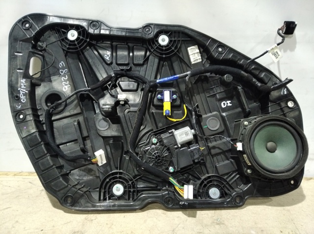 82450D4000 HYUNDAI Стекло двери передней правой купить в Чернигов