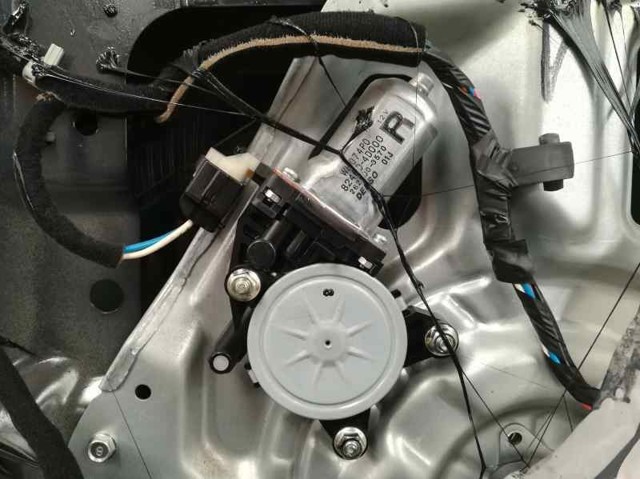 824604D000 HYUNDAI Мотор стеклоподъемника двери передней правой купить в Киев
