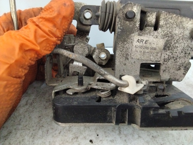 RENAULT 825029556R Замок двери задней правой в наличии Одесса