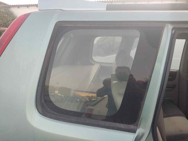 Vidro de carroçaria (da seção de bagagem) direito 833008H301 Nissan