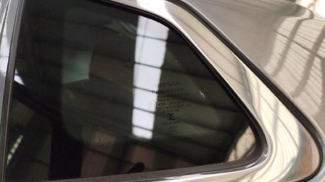 NISSAN 833134EA0A Стекло кузова (багажного отсека) левое в наличии Ровно