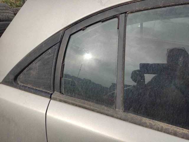 Vidro de janelo da porta traseira direita 834271G010 Hyundai/Kia