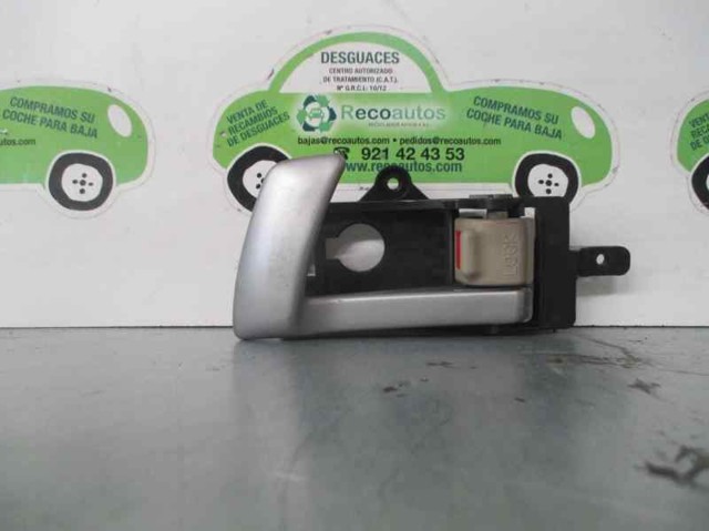 Maçaneta interna esquerda da porta traseira 836102B010J9 Hyundai/Kia