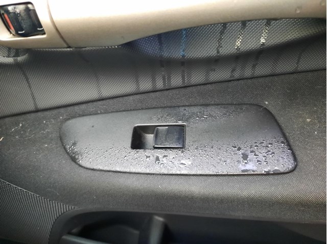 Controle do vidro traseiro esquerdo para Toyota Auris Feel!   /   06.15 - ... 8NR 848100D030