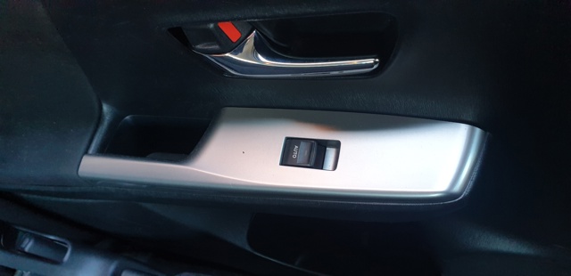 Controle do vidro dianteiro direito para Toyota Prius Plus 1.8 híbrido (zvw4_) 2ZRFXE 8481033120