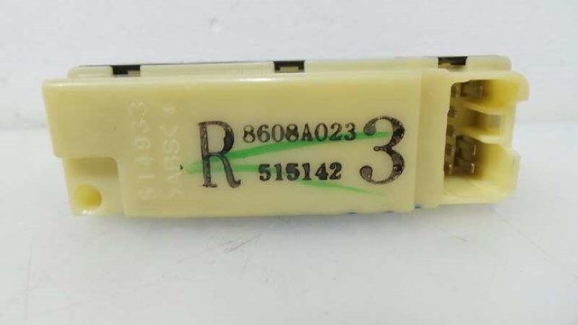 8608A023 MITSUBISHI Кнопка включения мотора стеклоподъемника задняя правая купить в Черновцы